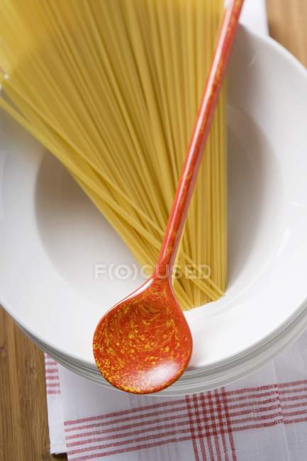 Espaguetis con cuchara para cocinar - foto de stock