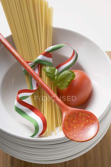 Спагетті з ложкою для приготування їжі — стокове фото