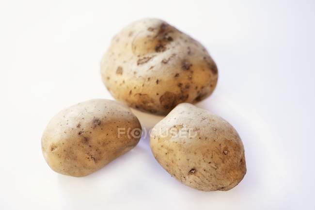 Trois pommes de terre fraîches et lavées — Photo de stock
