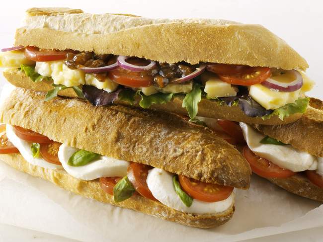 Sandwichs Baguette sur papier — Photo de stock