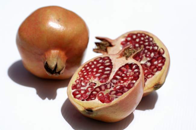 Rote Granatäpfel mit Kernen — Stockfoto