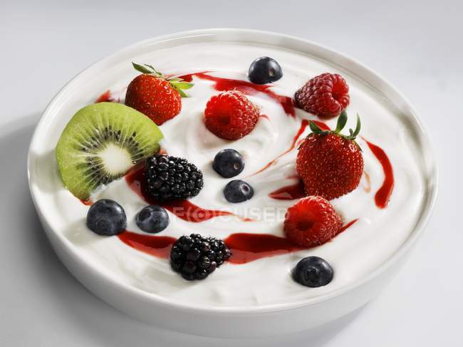Yoghurt with berries and kiwi — Stock Photo
