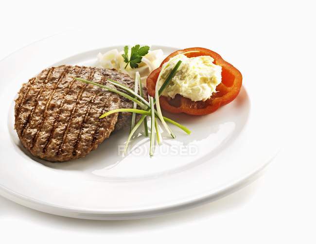 Hamburger-Steak mit dicker Sahne — Stockfoto