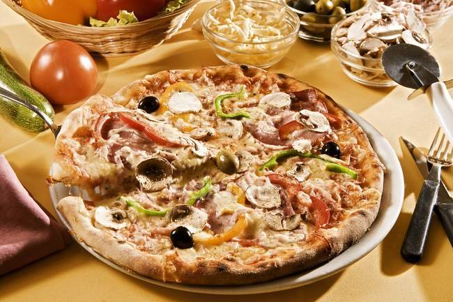 Pizza au jambon et champignons — Photo de stock