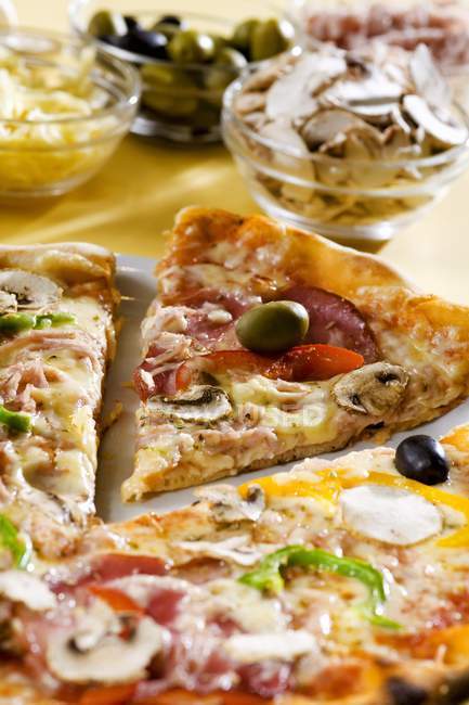 Pizza en rodajas con jamón y champiñones - foto de stock