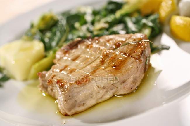 Grilled tuna steak with potatoes — Stock Photo