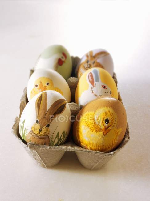Ovos de páscoa pintados com motivos animais — Fotografia de Stock