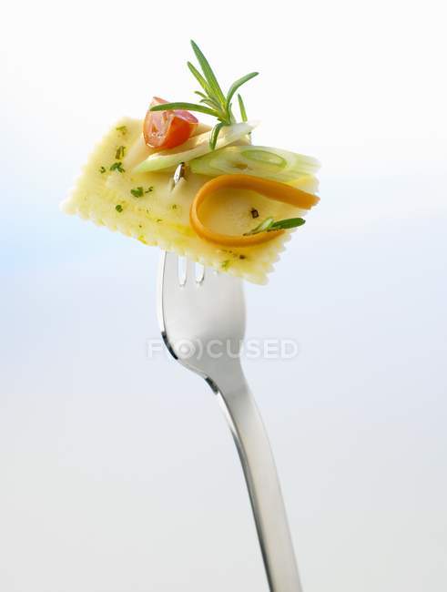 Ravioli pasta en tenedor - foto de stock