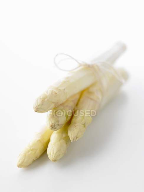 Asparagi bianchi con spago — Foto stock