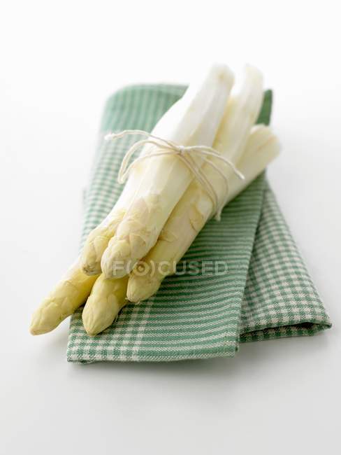 Asparagi bianchi su tela — Foto stock