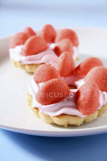 Tarts with jelly sweets — Stock Photo