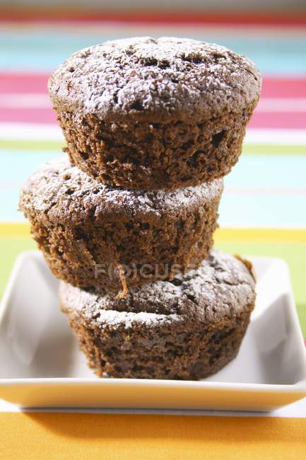 Tres cupcakes de chocolate - foto de stock