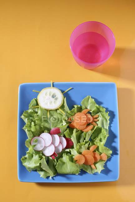 Овочі для дітей на тарілці — стокове фото