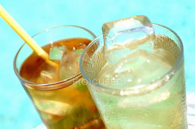 Vista de cerca de té de hierba de limón helado y té Oolong con cubitos de hielo - foto de stock