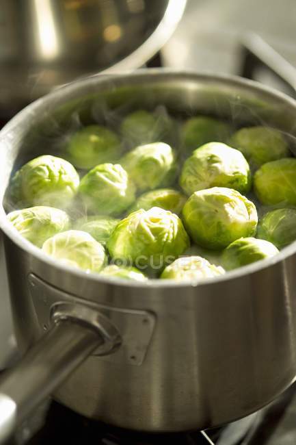 Cozinhar couves de Bruxelas — Fotografia de Stock
