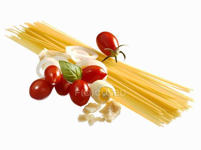 Ingredientes para spaghetti plato milanés - foto de stock