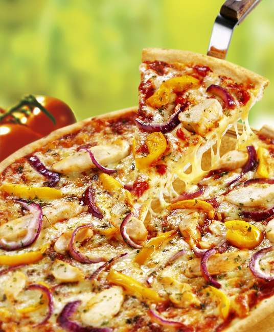 Pizza di pollo con peperoni e cipolla — Foto stock