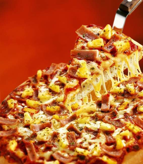 Presunto e pizza de abacaxi — Fotografia de Stock