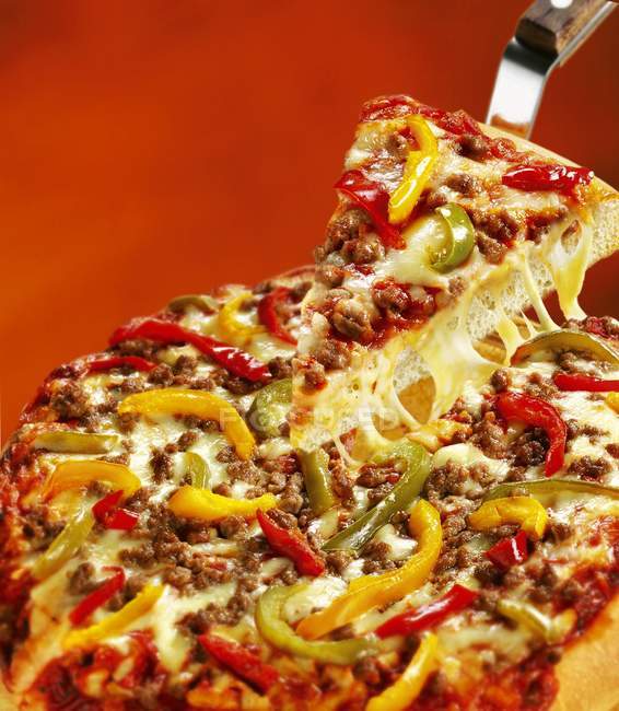 Pizza de carne e pimenta — Fotografia de Stock