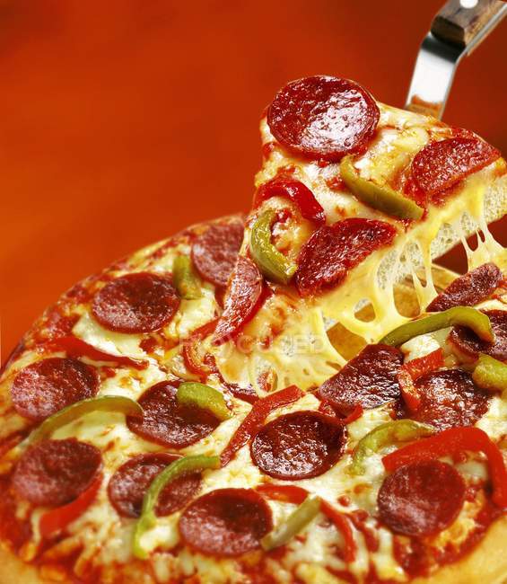 Pizza au salami et poivre — Photo de stock