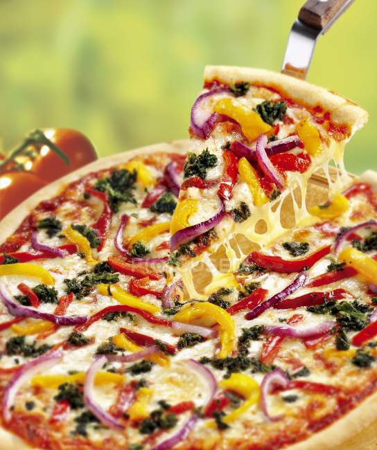 Pizza vegetal mediterránea - foto de stock