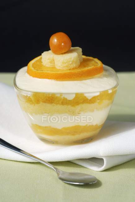 Tiramisu orange en tasse en verre — Photo de stock