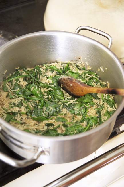 Steaming spinach with rice — Stock Photo