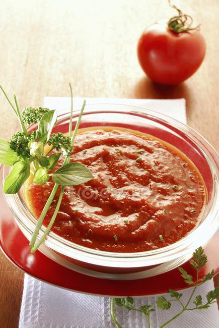 Sopa de tomate creme com ervas frescas — Fotografia de Stock