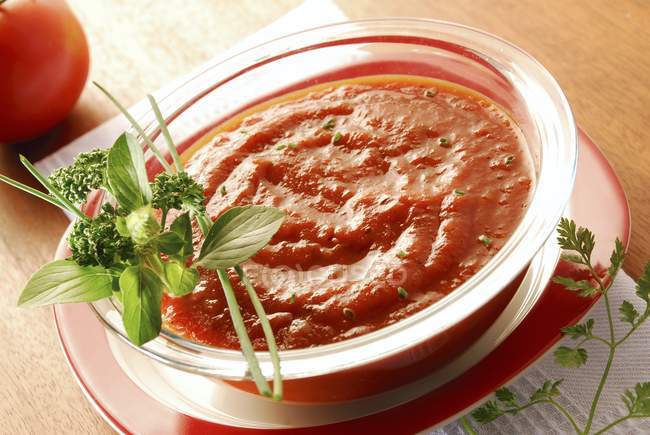 Sopa de tomate con hierbas frescas - foto de stock