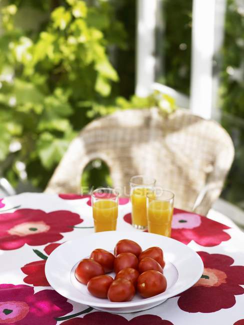 Tomates et jus d'orange — Photo de stock