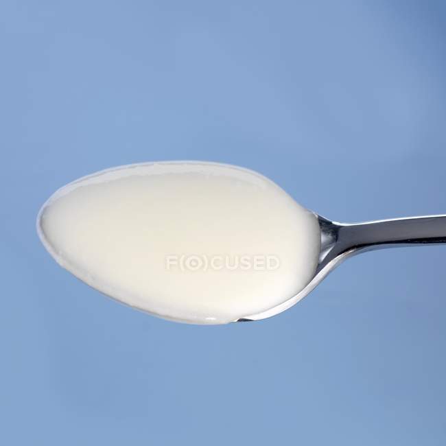 Cuillère de yaourt naturel — Photo de stock