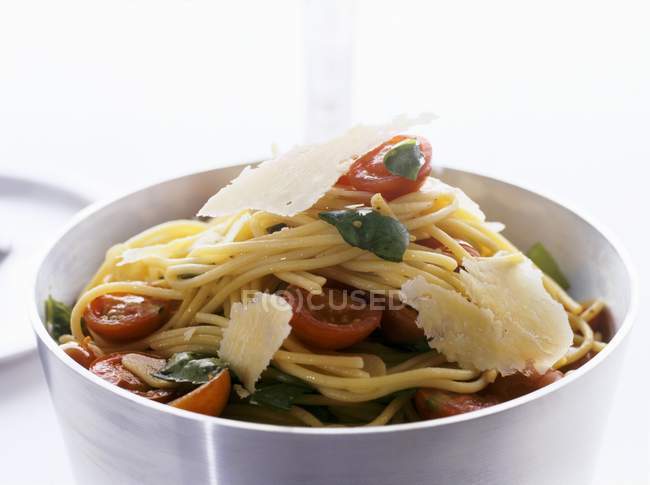 Espaguetis con tomates y parmesano - foto de stock