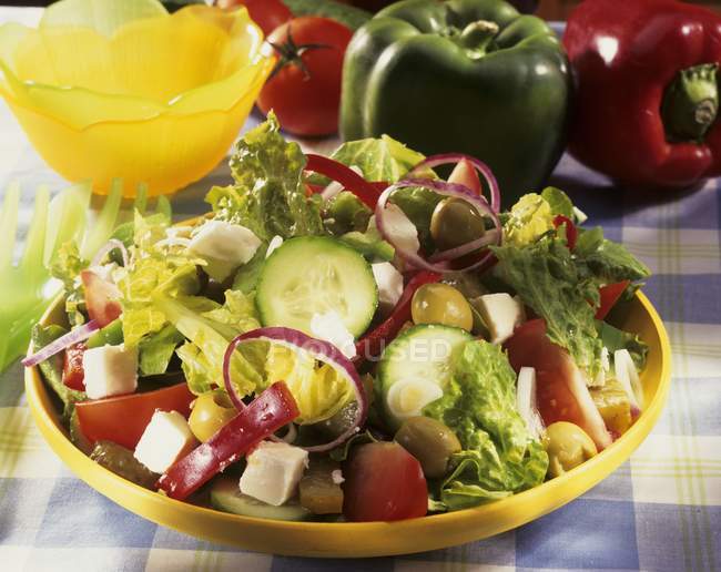 Грецький салат на тарілці — стокове фото