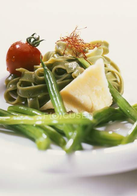 Pasta a nastro verde con fagioli — Foto stock
