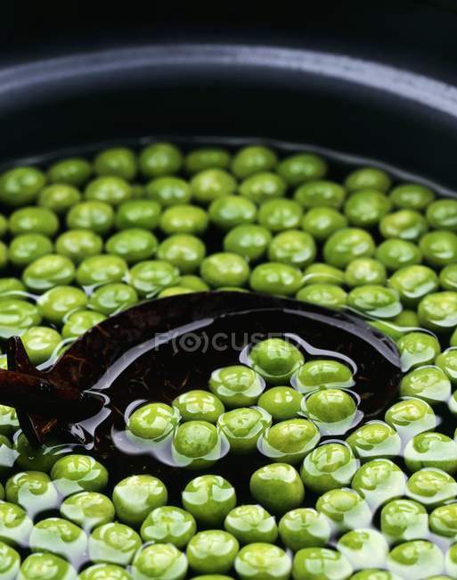 Ervilhas em tigela de água — Fotografia de Stock
