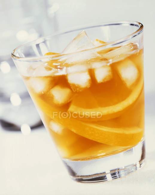 Vaso de zumo de naranja con hielo - foto de stock