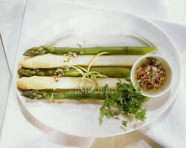 Lance di asparagi con vinaigrette alla calce — Foto stock