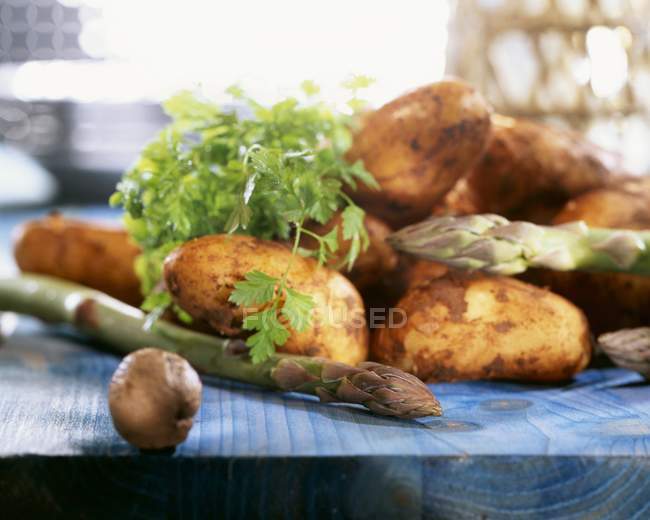 Potatoes and green asparagus — Stock Photo