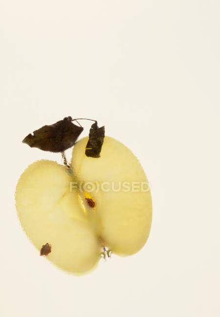 Mitad de manzana fresca con hoja - foto de stock