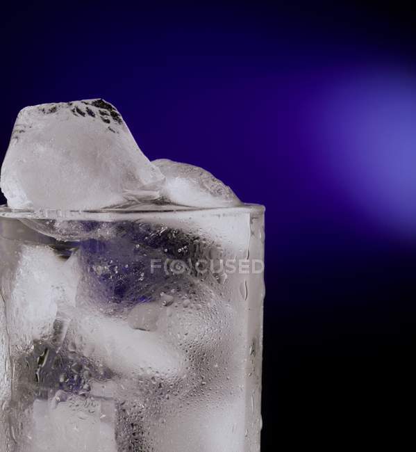 Vidrio de cubitos de hielo - foto de stock