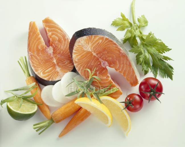 Biftecks de saumon, légumes et fruits — Photo de stock