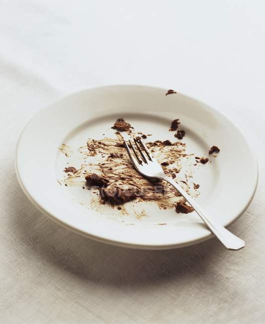 Plato con restos de mousse de chocolate - foto de stock