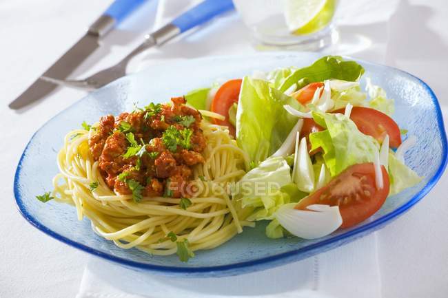 Esparguete fresco com carne picada — Fotografia de Stock