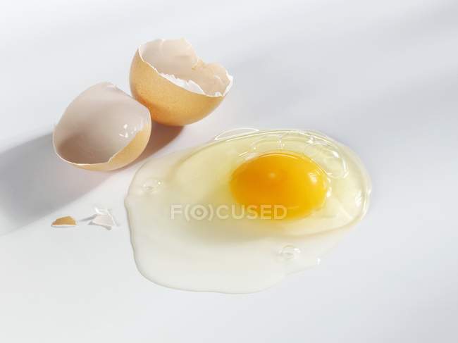 Huevo roto con cáscara - foto de stock