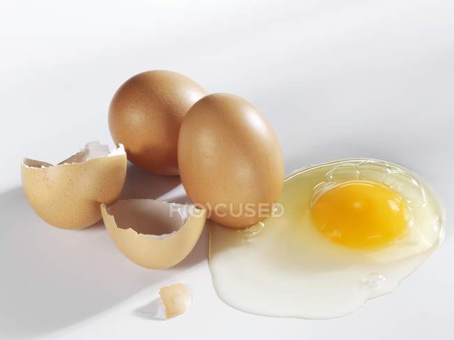 Zerbrochenes Ei mit Schale — Stockfoto