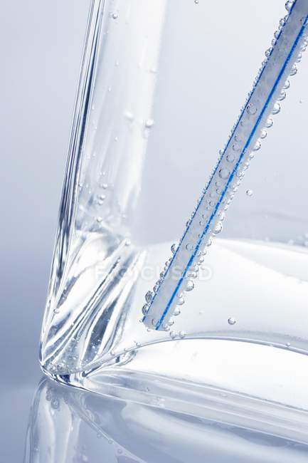 Bicchiere d'acqua con paglia — Foto stock
