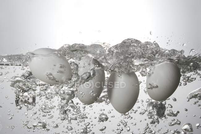 Huevos hirviendo en agua - foto de stock