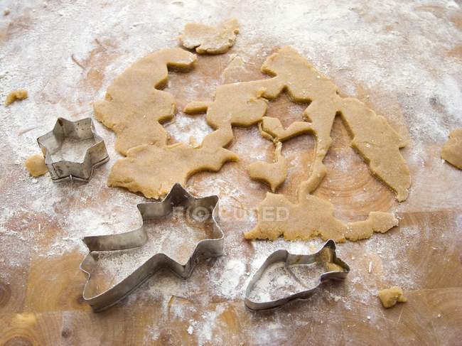 Vista close-up de massa de biscoito com cortadores de biscoito — Fotografia de Stock