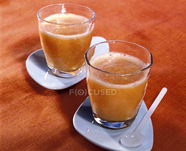 Melon smoothie in two glasses — Stock Photo