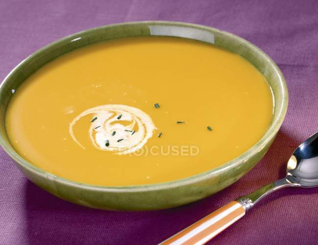 Гарбузовий вершковий суп у сільській мисці — стокове фото